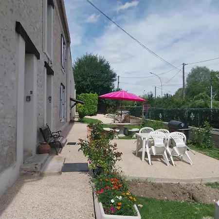 Dans Ancienne Corps De Ferme C * Poigny
