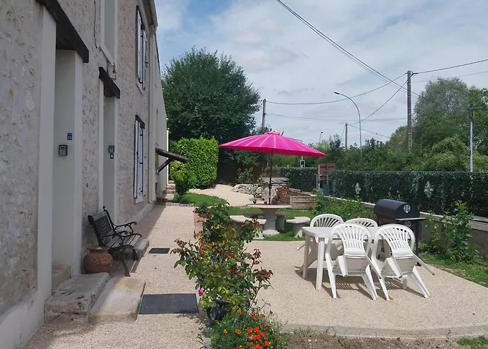 Dans Ancienne Corps De Ferme C * Poigny